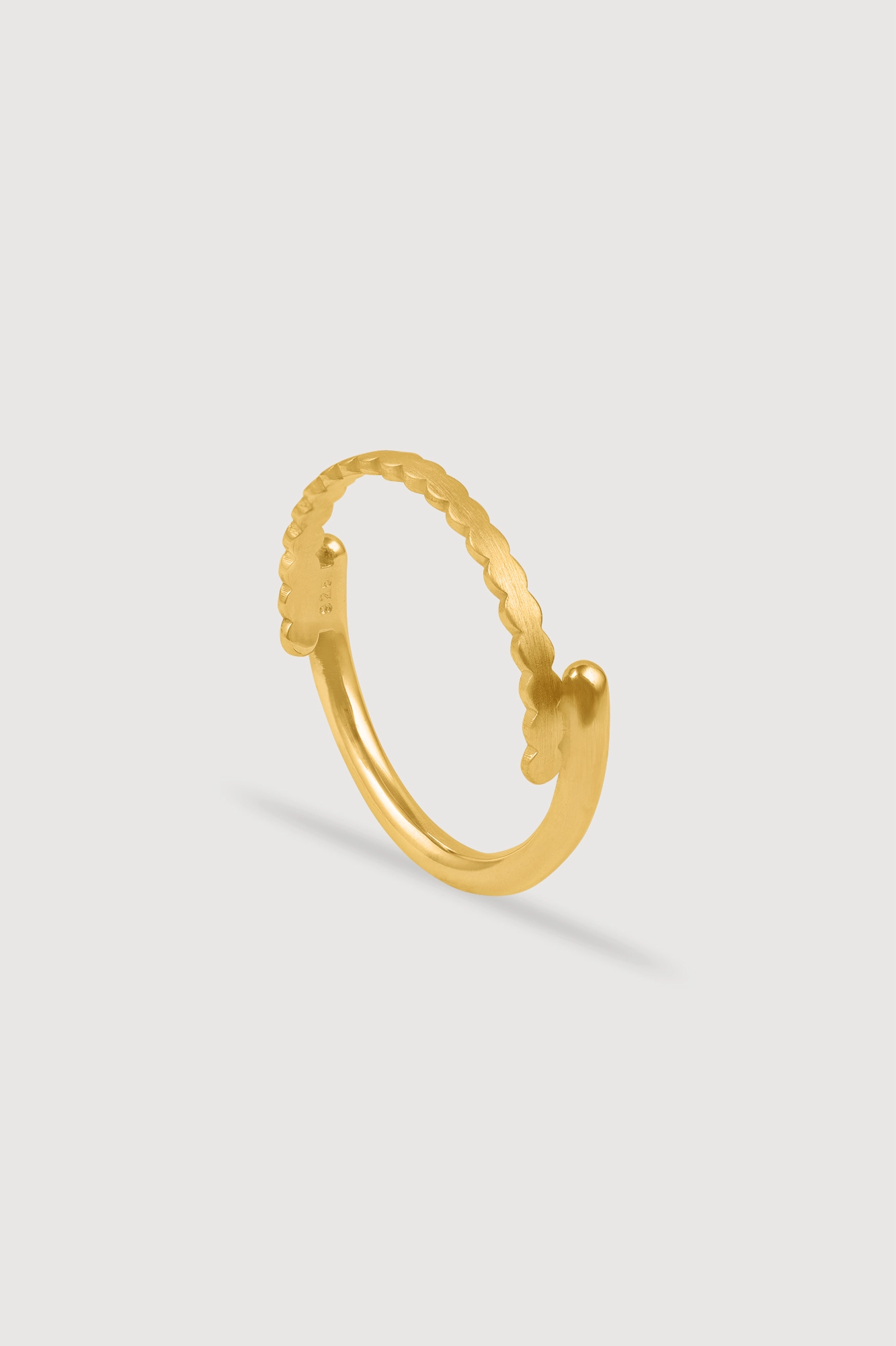 goldener Ring auf weißem Hintergrund