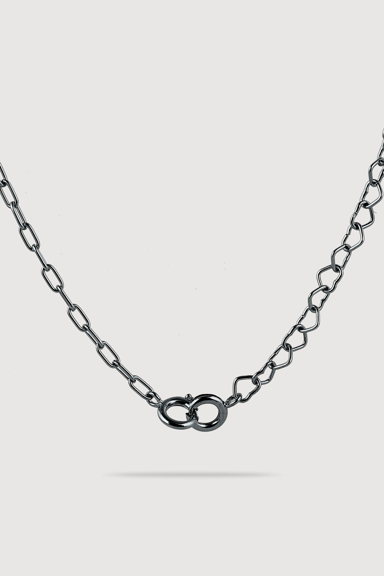 schwarze Kette, zur Hälfte aus Herzen, zur anderen Hälfte Ankerkette