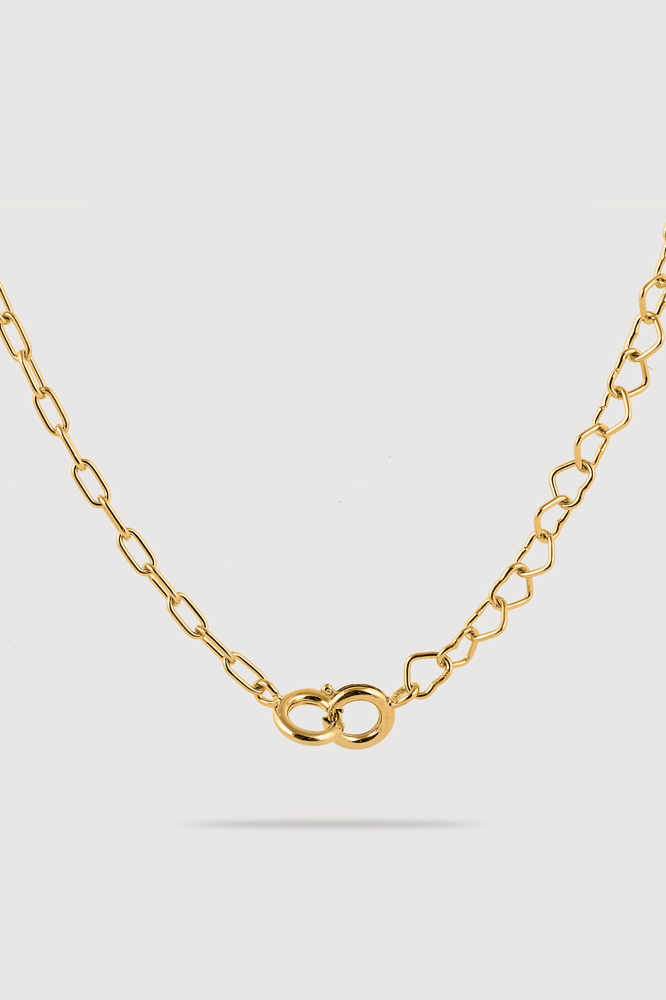 goldene Kette, zur Hälfte aus Herzen, zur anderen Hälfte Ankerkette