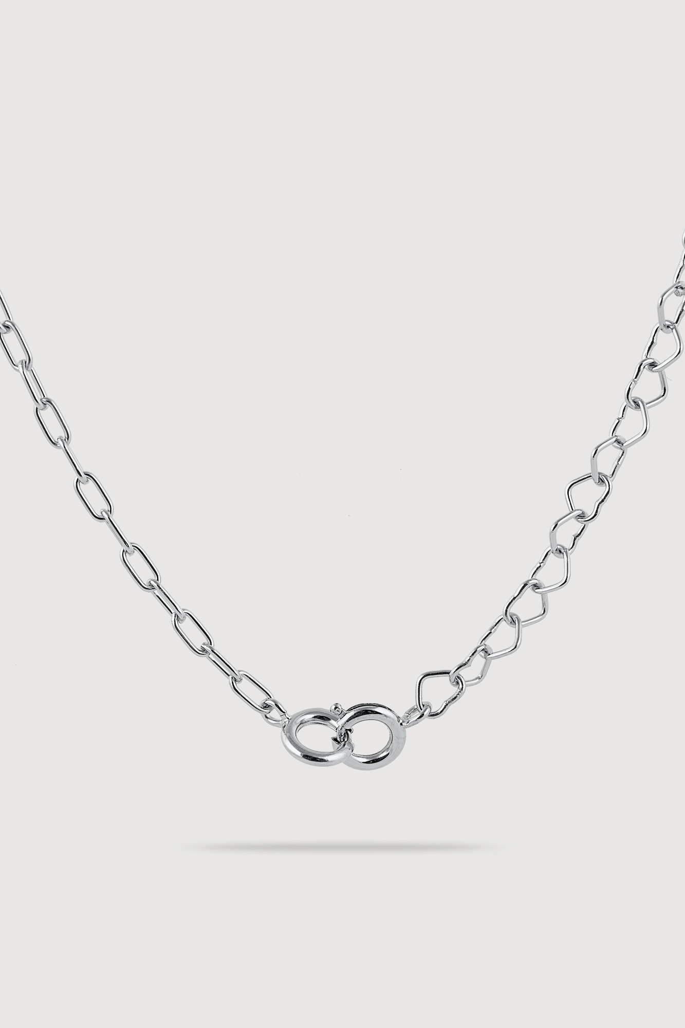 silberne Kette, zur Hälfte aus Herzen, zur anderen Hälfte Ankerkette