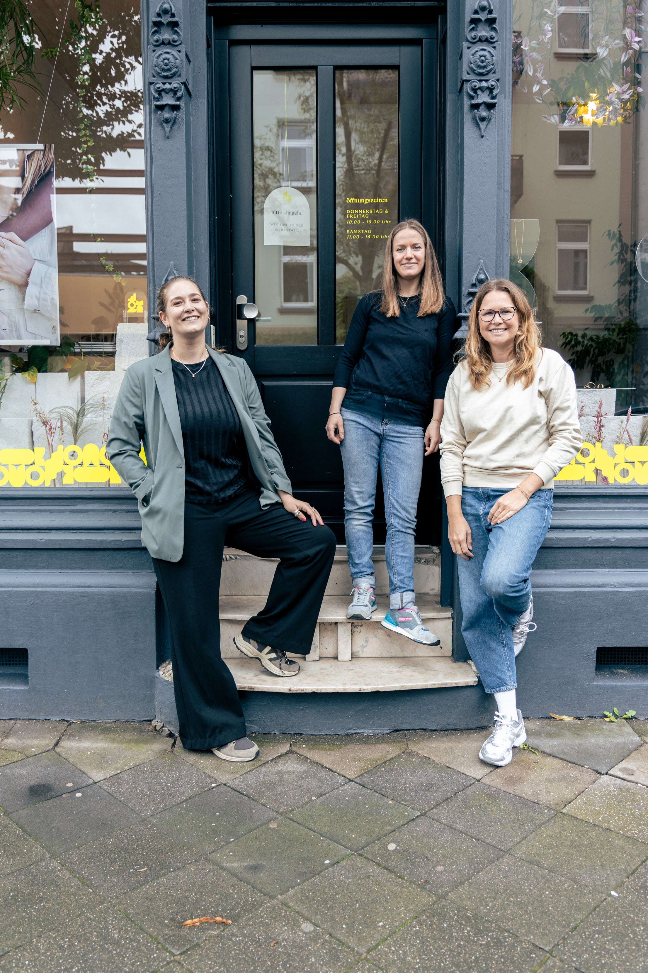 Team Foto vor Schmuckgeschäft