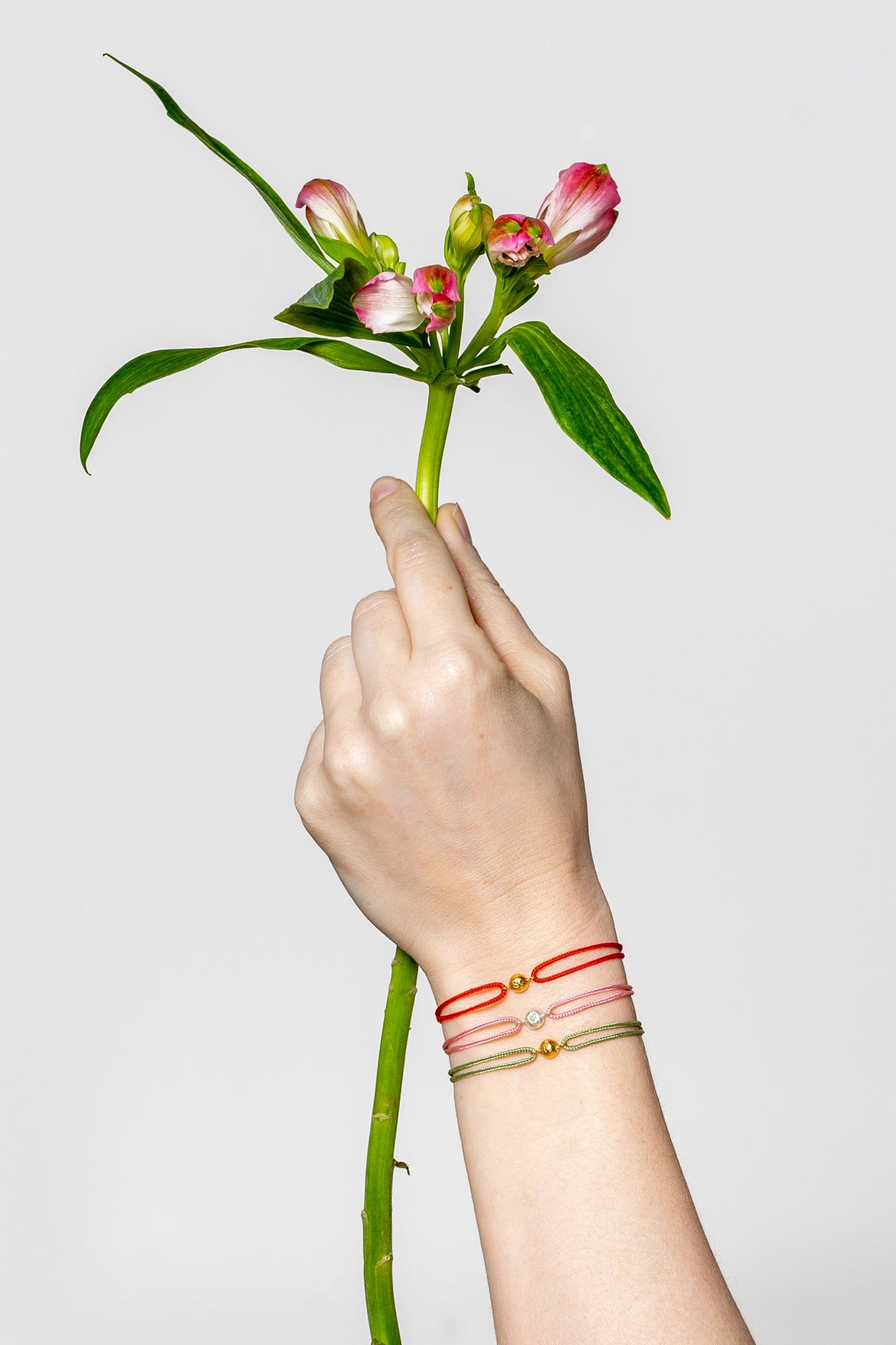 Armband mit Silberkugel und bunten Stoffarmband, personalisiert mit Buchstaben