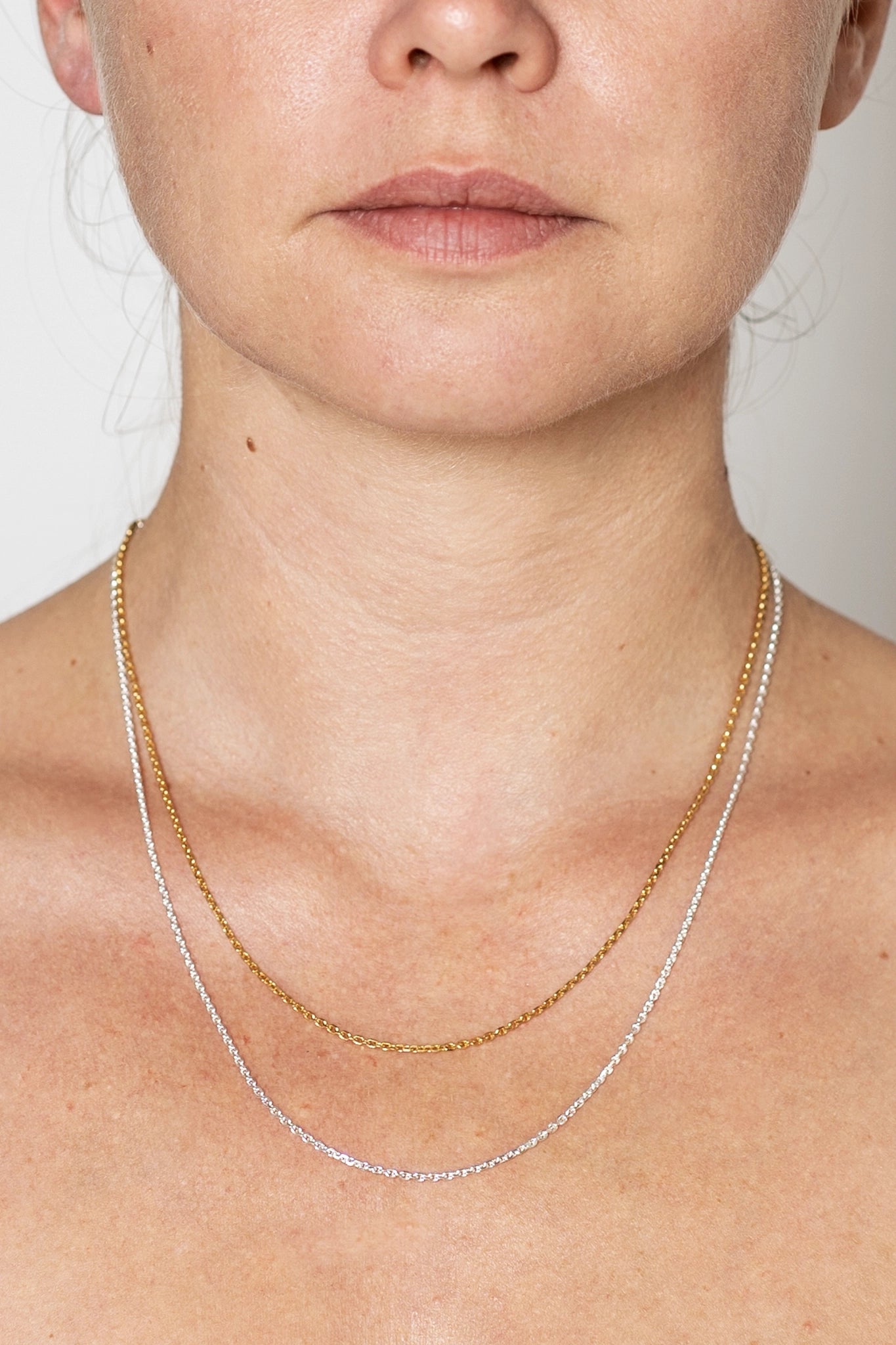 Tragefoto mit zwei unterschiedlich langen Ketten in silber und gold