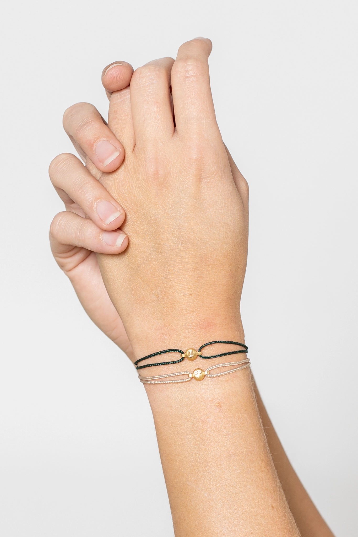 Tragefoto vom Vibe Armband, ein Textilband mit Smiley Anhänger getragen am Arm