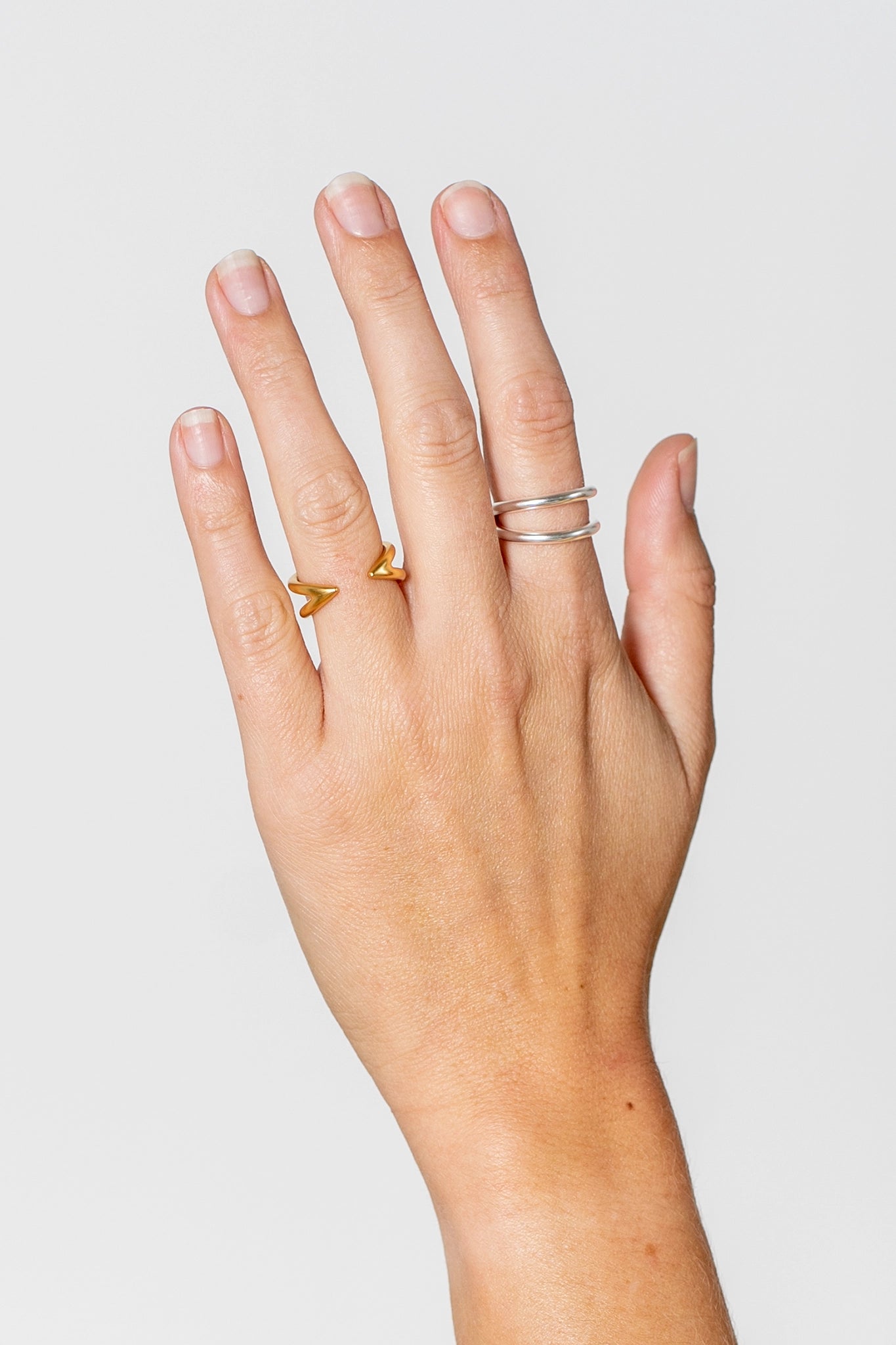 Hand mit silbernen Ring und goldenen Ring