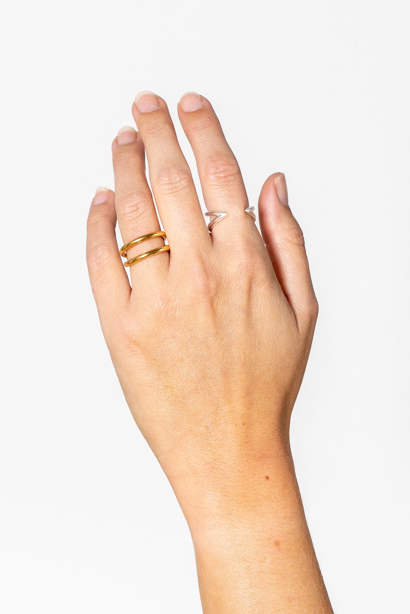 Hand mit silbernen Ring und goldenen Ring