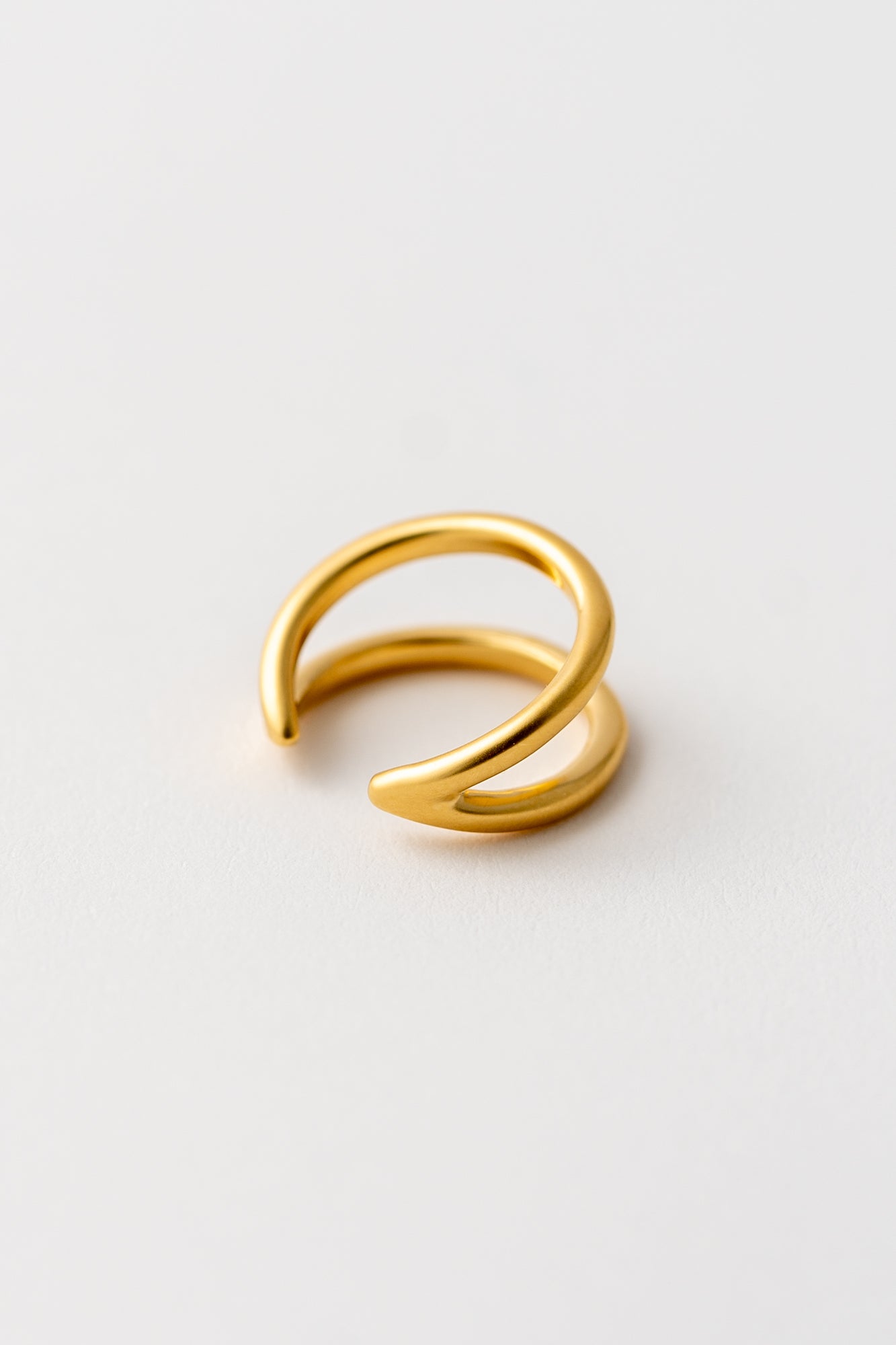 goldener Ring auf weißem Hintergrund