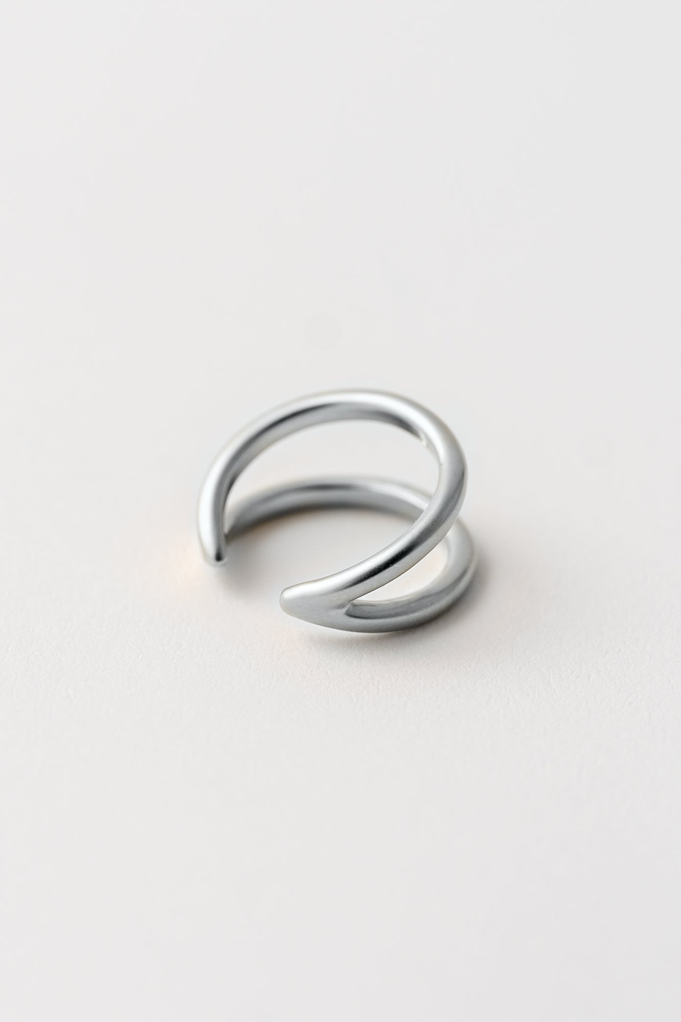silberner Ring auf weißem Hintergrund